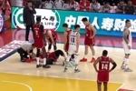 望无碍！陶汉林起球肘到刘传兴锁骨位置 后者十分痛苦&被担架抬出