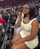一球迷带女友去看NBA比赛，但女友好像只想吸引球员的注意🙊
