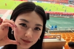 中国女足球员杨莉娜现场观战国足vs泰国：致敬武磊百场