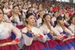 看球看饿了！&ldquo;东北超&rdquo;延边啦啦队手拿明太鱼跳舞助威
